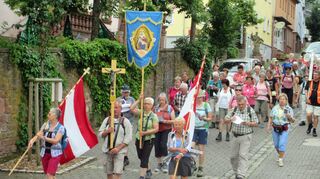 Traditionell pilgern eine Woche nach Beendigung der Hauptwallfahrtszeit zum „Heiligen Blut“ Walldürnerinnen und Walldürner zur „schmerzhaften Muttergottes“ nach Dettelbach.