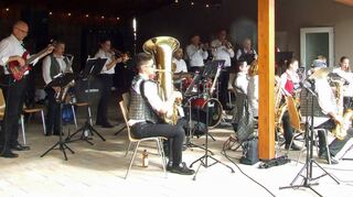 Zu seinem 120-jährigen Bestehen gestaltete der Musikverein Hundheim ein Dorfplatzpicknick samt Konzert, mit dem die Kapelle zahlreiche Gäste erfreute.