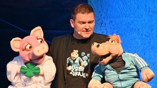 Sebastian Reich begeisterte mit seiner Nilpferddame „Amanda“ und dem Glücksschwein „PicNic“ auf der Burg in Wertheim das volle Haus. Doch auch die anderen Bauchrednerpuppen wie Maulwurf „Schorsch“ oder der Donut trugen zum Gelingen des Abends bei.