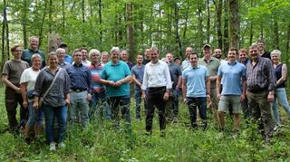 Über 30 Interessierte aus Gemeinderat und Bevölkerung informierten sich bei der öffentlichen Waldbegehung in Osterburken über Artenschutz und Klimawandel im städtischen Wald.