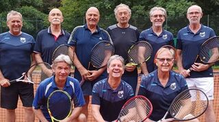 Die Herren 65 des TC Hardheim wurden ungeschlagen Oberliga-Meister und steigen nun in die Badenliga auf.