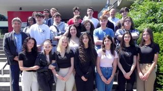 Erfolgreich ihre Abschlussprüfung am Kaufmännischen Berufskolleg der Frankenlandschule abgelegt haben die 2BK2W1 und die 2BK2W2.