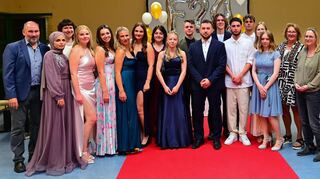 Groß war die Freude bei den Absolventinnen und Absolventen des Kaufmännischen Berufskollegs 2 am Beruflichen Schulzentrum Wertheim sowie bei den Lehrkräften bei der Übergabe der Zeugnisse.