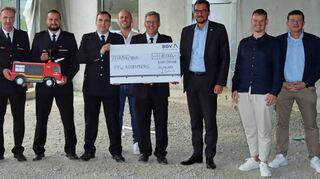 Spendenübergabe mit Bürgermeister Ralph Matousek, Jürgen Schmitz, Mitglied des Vorstandes der BGV, Architektin Susanne Kistner sowie den Kommandanten der Rosenberger Feuerwehr Jan Schreiweis, Simon Stapf und Michael Fiedler sowie den Repräsentanten der Versicherung.