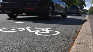 Noch haben die Verkehrsteilnehmer nicht ganz verinnerlicht, dass man die neuen Radfahrstreifen eigentlich nicht dauerhaft befahren darf. Aber das kann ja noch werden.