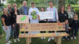 Über die reichlichen Geschenke freuen sich Ortsvorsteher Klaus Häffner, Pater Bernard, Leiterin Julia Rothengaß, Bürgermeister Benjamin Czernin, Elternbeirat, Festkomittee und natürlich die Kinder.