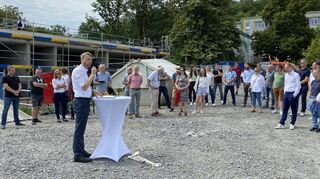 Oberbürgermeister Markus Herrera Torrez spricht zu den Gästen des Richtfests.