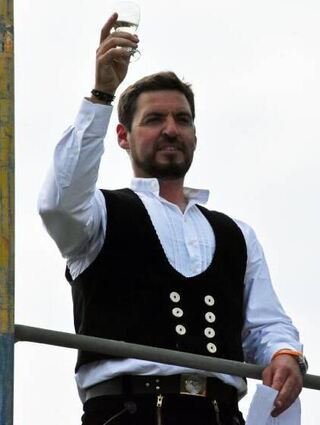 Der Zimmermann der Richtfest-Zeremonie.