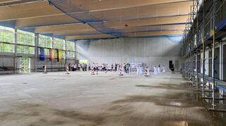 Noch im Rohbau, aber in gut einem Jahr könnte, wenn alles gut geht, die neue Sporthalle am Gymnasium schon fertig sein. Im Hintergrund die Gäste des Richtfestes.