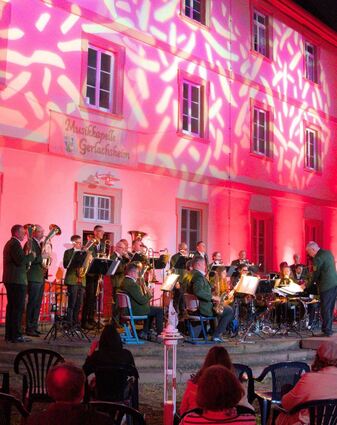 Mit ihrem Serenadenkonzert und einer tollen Licht-Show im Klosterhof begeisterten die Mitglieder der Musikkapelle Gerlachsheim die Zuhörer.