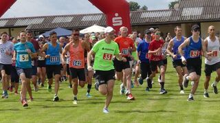 Der Start zum 11- und 5,5 Kilometer-Lauf: Bei idealem Laufwetter machten sich die Läuferinnen und Läufer auf die verschieden langen Strecken.