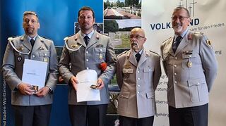 Ehrung durch den Landesverband Deutsche Kriegsgräberfürsorge für Tobias Zipf und Lars Althoff. Mit auf dem Bild sind Martin Kollmer und Wolfgang Fleck.