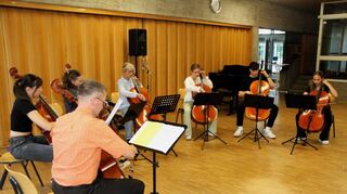 Das Cello-Ensemble der Schule für Musik und Tanz im Mittleren Taubertal begeisterte beim Jahresabschlusskonzert in der Turmbergschule.