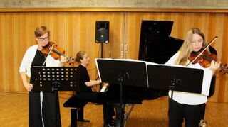 Anna Gehrig (rechts) und Manja Huber (beide Violine) sowie Marie-Thérèse Zahnlecker (Klavier) brachten ein Konzert von Bach zu Gehör.