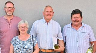 Gebührend aus dem Werbacher Gemeinderat verabschiedet wurden (linkes Bild, von links) Harald Meyer, Maria Höfling, Michael Zwingmann und Emil Baunach. Bestätigt wurden die Ortsvorsteher (rechtes Bild, von links) Roland Johannes, Harald Kranz, Birgit Hörner, Tino Holzhauer und Harald Meyer.