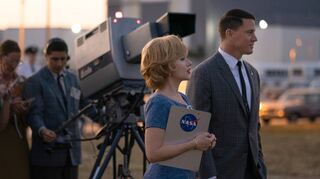 Flinkes Mundwerk vs. wortkarger Streber: Scarlett Johansson als Kelly Jones und Channing Tatum als Cole Davis in einer Szene des Films „To The Moon“.