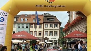 Die Ankunft auf dem Marktplatz in Heidelberg ist nur einer von vielen Höhepunkten bei der Oldtimer-Rallye „Heidelberg Historic“.