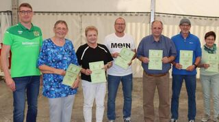 Zahlreiche Mitglieder wurden für 25-, 40-, 50- und 60-jährige Treue zum Verein geehrt. Die Bilder zeigen sie zusammen mit dem TSV-Vorsitzenden Christof Geiger (links), dem stellvertretenden Vorsitzenden Yannik Wachter und Schriftführer Peter Egner.