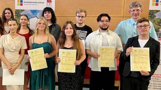Zehn junge Erwachsene haben die Berufsfachschule für Wirtschaft an der Kaufmännischen Schule in Tauberbischofsheim erfolgreich absolviert und damit die Mittlere Reife in der Tasche.