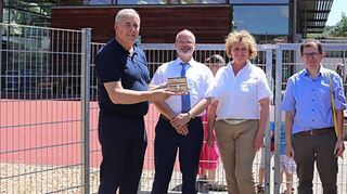 Das Land Baden-Württemberg honorierte die Sanierungsmaßnahme Kindercampus in Grünsfeld mit der „Bronze-Plakette für Stadtbauförderung“.