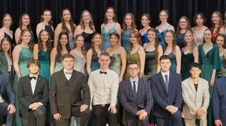 Die Abiturientinnen und Abiturienten des Sozialwissenschaftlichen Gymnasiums (SG) und des Ernährungswissenschaftlichen Gymnasiums (EG) der Beruflichen Schule für Ernährung, Pflege, Erziehung Bad Mergentheim.