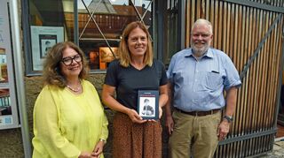 Aus der Sicht eines fiktiven Hitlerjungen schildert Autorin Katja Hildebrand (Mitte) die Ereignisse im April 1945 in Brettheim. Sie stellte das Buch „Mit der Faust in der Hand“ am Mittwoch im jüdischen Museum vor. Mit im Bild die Vorsitzende der Stiftung jüdisches Museum, Sabine Kutterolf-Ammon und Geschäftsführer Martin Heuwinkel.