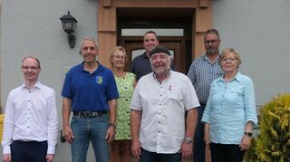 Dem Mondfelder Ortschaftsrat gehören an: Eberhard Roth (Zweiter von links), Ulrike Lindner, Simon Lamminger und Gerhard Kaiser. Verabschiedet wurde in der konstituierenden Sitzung Heinz Krauter. Paten sind die Gemeinderäte Axel Wältz (links) und Brigitte Kohout (rechts).