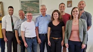 Die verabschiedeten und neuen Ortschaftsräte des Weikersheimer Teilorts Queckbronn mit Bürgermeister Nick Schuppert (Zweiter von links): Florian Wagner (verabschiedeter Ortschaftsrat, links) und weiter (von links) Achim Schmidt, Rainer Hofäcker, der verabschiedete bisherige Ortsvorsteher Paul Stürzenhofäcker, die neue Ortsvorsteherin Martina Thomas, Markus Neef, Lisa Lechner und Jürgen Schammann.