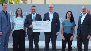 5000 Euro spendet die „Ihre Volksbank Neckar Odenwald Main Tauber“ für die Spielzeit der Zwingenberger Schlossfestspiele.