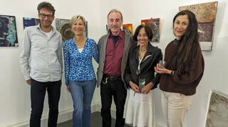 Künstler und Organisator Gunter Schmidt (Mitte) gemeinsam mit (von links) Raoul Kaffka, der Reicholzheimer Malerin Esther Haag, Künstlerin Sophie Brandes aus Veitshöchheim sowie Malerin Julia Belot aus Wiesbaden.