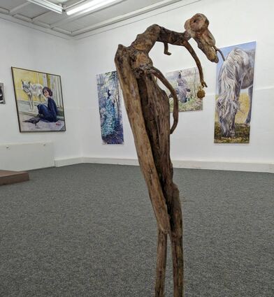 Tierfiguren aus Schwemmholz stammen von Sophie Brandes für die Ausstellung „“ in der Neuen Galerie in Bronnbach.