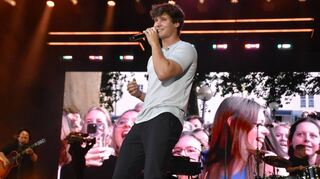 Wincent Weiss und seine Band sorgen am Samstag im bad Mergentheimer Schlosshof für kollektives Entzücken vor allem bei den weiblichen Fans.