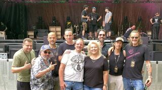 Heiko und Tanja Friedrich aus Neunkirchen mit Alec (Dritter von rechts) und Sascha (Vierter von links) von „The BossHoss“ und deren Band.