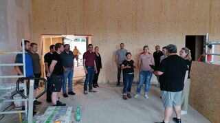 Groß war das Interesse am Baustellenrundgang im neuen Dorfgemeinschaftshaus in Waldstetten. Die Arbeiten schreiten laut Bürgermeister Christian Hauk gut voran und liegen im Zeitplan. Der Kindergarten soll am 1. September öffnen.