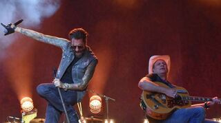 Alec Völkel (links) und Sascha Vollmer alias „The BossHoss“ geben in Bad Mergentheim mit ihrer Band Vollgas.