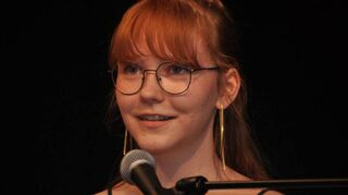 Scheffelpreisträgerin Paula Benz hielt beim Abiball des Matthias-Grünewald-Gymnasiums die „Festrede“.