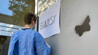 Schüler der Schule im Taubertal in Unterbalbach gestalteten im Rahmen eines Projektes ein Wandbild in Anlehnung an den Künstler Banksy.
