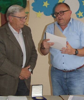 Külsheims Bürgermeister Thomas Schreglmann (rechts) überreichte in der konstituierenden Ortschaftsratssitzung in Uissigheim Klaus Kuß (links) die Bürgermedaille der Stadt Külsheim.