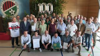 Die Geehrten beim Festkommers des FC Nassig, der am Sonntag sein 100-jähriges Bestehen feierte.