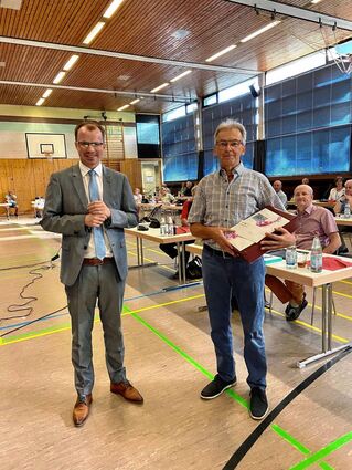 Edingen-Neckarhausen, 21.7.2021: Gemeidnerat in der Eduard-Schläfer-Halle, Bürgemreister Simon Michler (l.)  verabschiedet den ausgeschiedenen Kämmerer Manfred Kettner (r.).