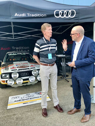 FN-Chefredakteur Fabian Greulich (rechts) im Gespräch mit Rallye-Legende Walter Röhrl.