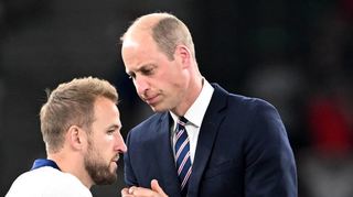 Prinz William versucht, Harry Kane zu trösten, doch der englische Torjäger war nach der nächsten verpassten Titelchance am Boden zerstört.