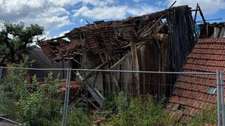 Nach dem Unwetter am Freitag ist das Dach einer Scheune im Appenonnenweg in Schweinberg eingestürzt.