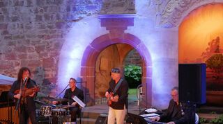Virtuos, traditionell und modern: Thomas Roth an der Nyckelharpa und seine Band boten eine große Bandbreite an Stil und Ausdruckskraft.