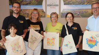 Bei der Übergabe der 50 Baumwolltaschen im Dorf-Café (von links): Timo Schuster und eine kleine Künstlerin, Rina Ritter, Marktleiterin Andrea Stapf, Silke Stumpf und Bürgermeister Ralph Matousek.