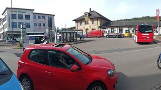 Laut Stadtverwaltung „stellt sich heute der Bahnhofplatz als unübersichtlicher Verkehrsplatz dar“, der mit der Landesgartenschau noch größere Bedeutung bekommen werde, weshalb er „sich bis dahin zur zukunftsfähigen Mobilitätsdrehscheibe entwickeln“ soll. Nach der Umgestaltung werde er „Gästen einen angemessenen Empfang in der Stadt der Blühenden Quellen bereiten“.