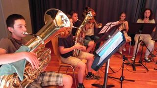 Beim Schuljahresabschlusskonzert der Städtischen Musikschule Walldürn boten Solisten und Ensembles der Fachgruppen ein buntes Programm mit Werken aus verschiedenen Epochen der Musikgeschichte.