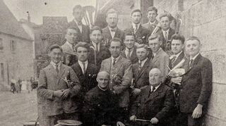 Das Bild entstand in der Anfangszeit der Grünsfelder Musikkapelle. Mit auf dem Bild ist der damalige Ortspfarrer, Geistlicher Rat Eduard Münch, der mitverantwortlich für die Gründung war.