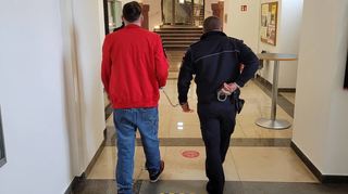 Der Angeklagte am Rande des Prozesses im Amtsgericht Bad Mergentheim. Das Landgericht in Ellwangen verurteilte den Mann zu einer mehrjährigen Haftstrafe und hielt das Urteil der Vorinstanz weitgehend aufrecht.