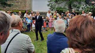 Pfarrer Wiesener kündigte den vielen Besuchern das erste Festgeläut an.